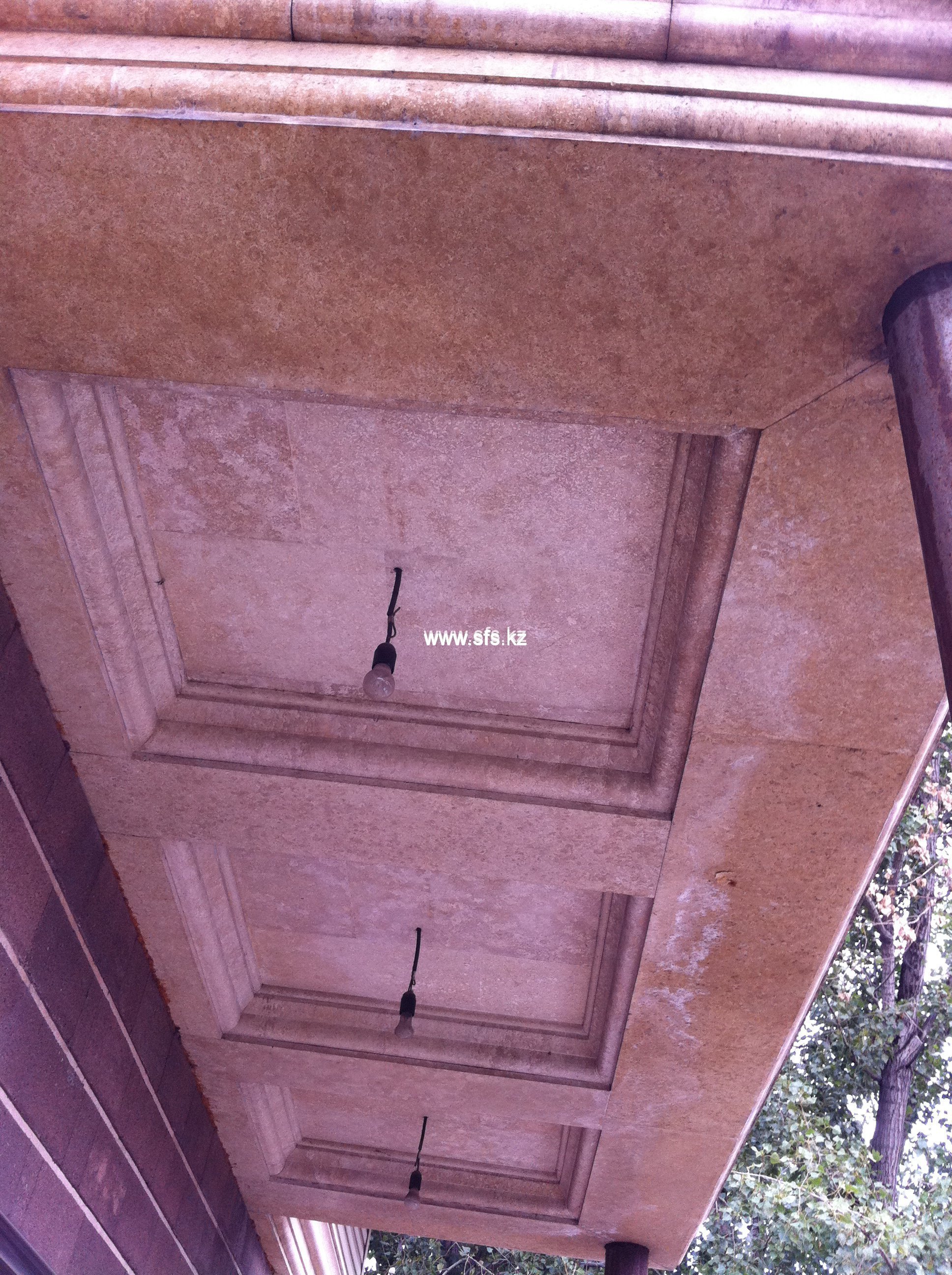 Подшивка потолка балконов